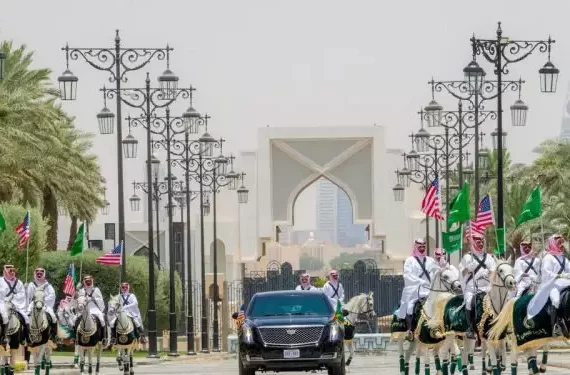 The car carrying US President Donald Trump is pictured between Saudi honor guards on horses carrying U.S. and Saudi flags, during a welcoming ceremony at the Royal Court in Riyadh, Saudi Arabia, May 13, 2025 | Photo: Saudi Press Agency/Reuters